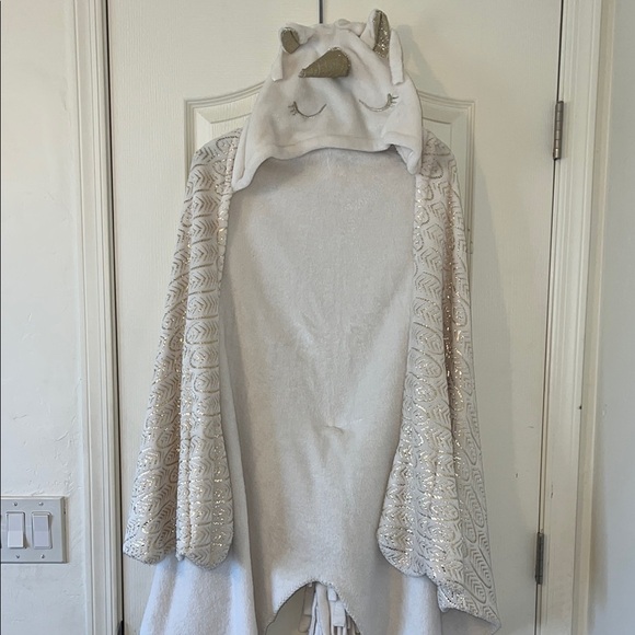 Cozy Cream Cape Unicorn Hooded Blanket with pockets - Picture 4 of 8